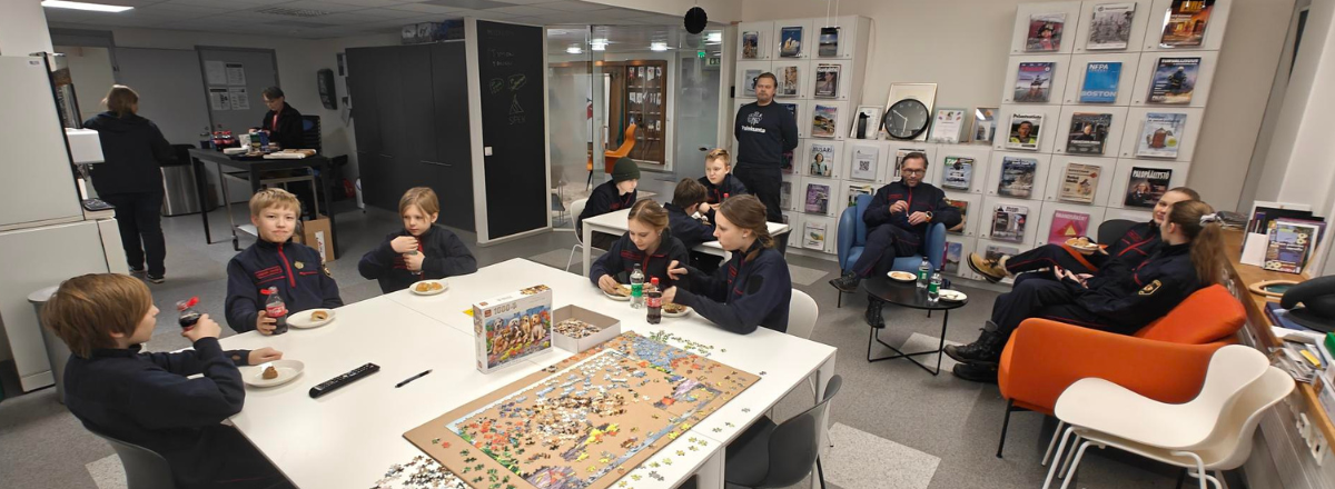 Palokuntanuoria SPEKin toimistolla